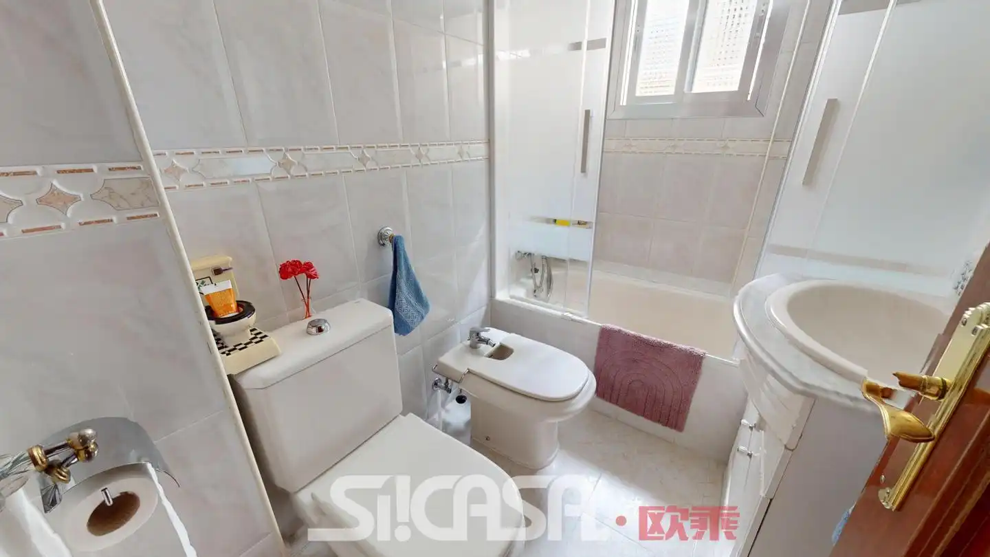 Badezimmer von Wohnung zum Verkauf in Parla mit Heizung, Terrasse und Möbliert