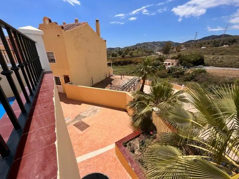 Vista exterior de Dúplex en venta en Nerja con Jardín privado