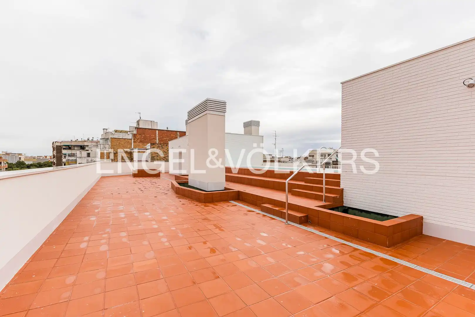 Terrasse von Wohnung zum Verkauf in L'Hospitalet de Llobregat mit Klimaanlage, Heizung und Terrasse