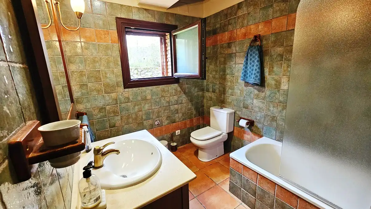 Baño de Finca rústica en venta en Galaroza con Calefacción, Jardín privado y Terraza