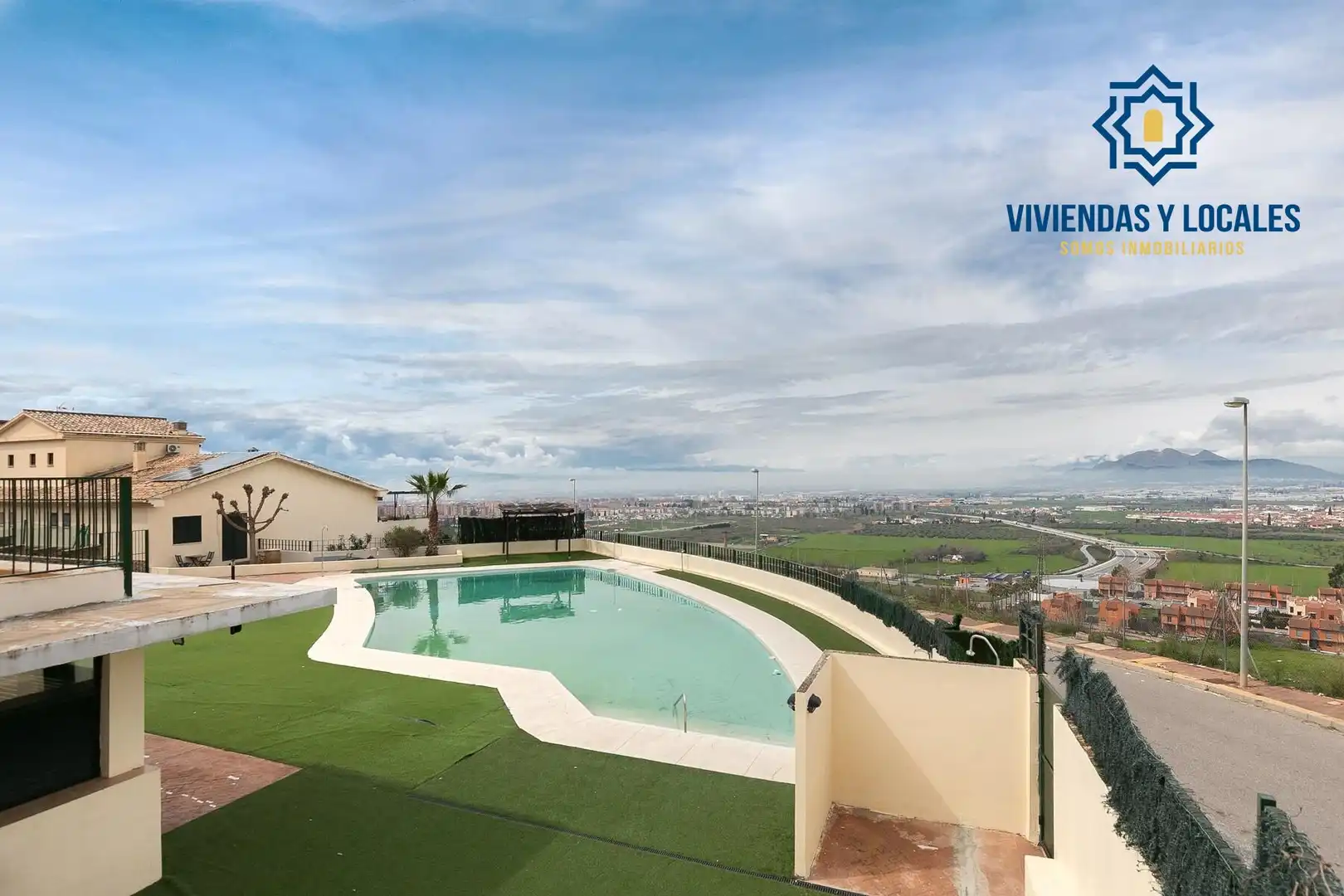 Piscina de Àtic en venda en Jun amb Aire condicionat, Calefacció i Jardí privat
