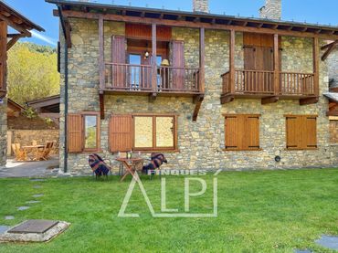 Casa pareada con balcón en venta en Camí de les Pereres 6