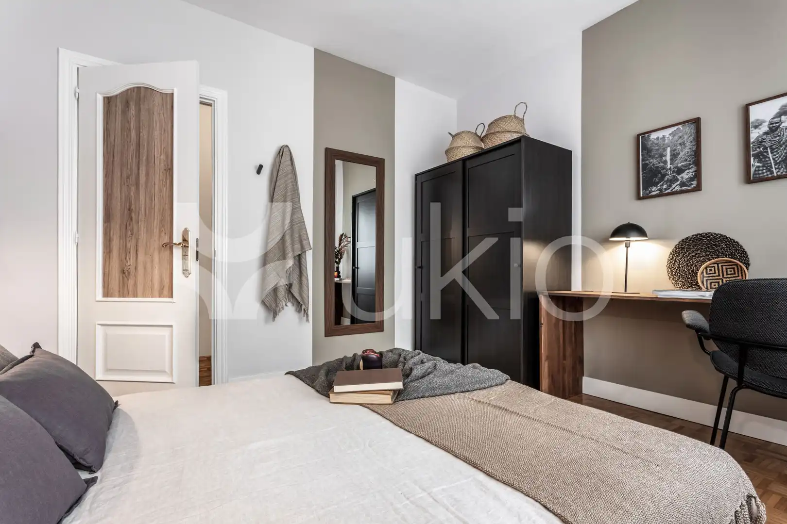 Dormitori de Apartament de lloguer en Madrid amb Aire condicionat, Calefacció i Moblat