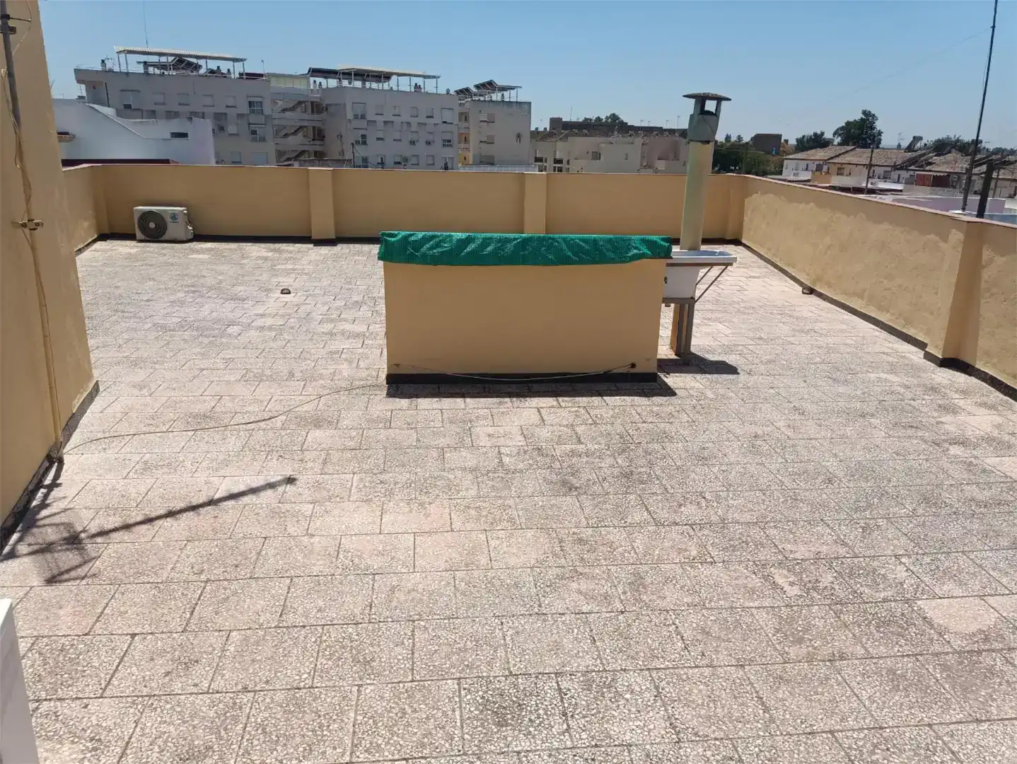 Terrassa de Casa adosada en venda en Lora del Río amb Aire condicionat, Moblat i Forn
