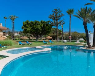 Schwimmbecken von Wohnungen zum verkauf in Marbella mit Klimaanlage und Terrasse