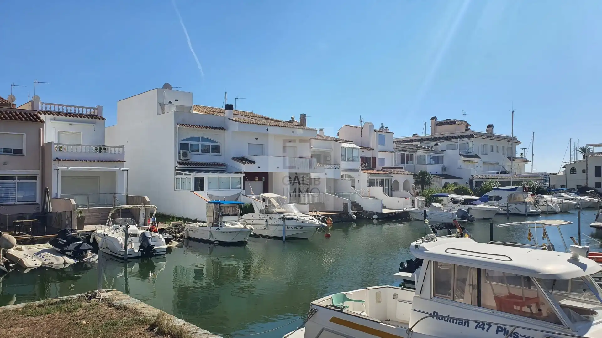 Außenansicht von Einfamilien-Reihenhaus zum Verkauf in Empuriabrava mit Klimaanlage, Terrasse und Möbliert