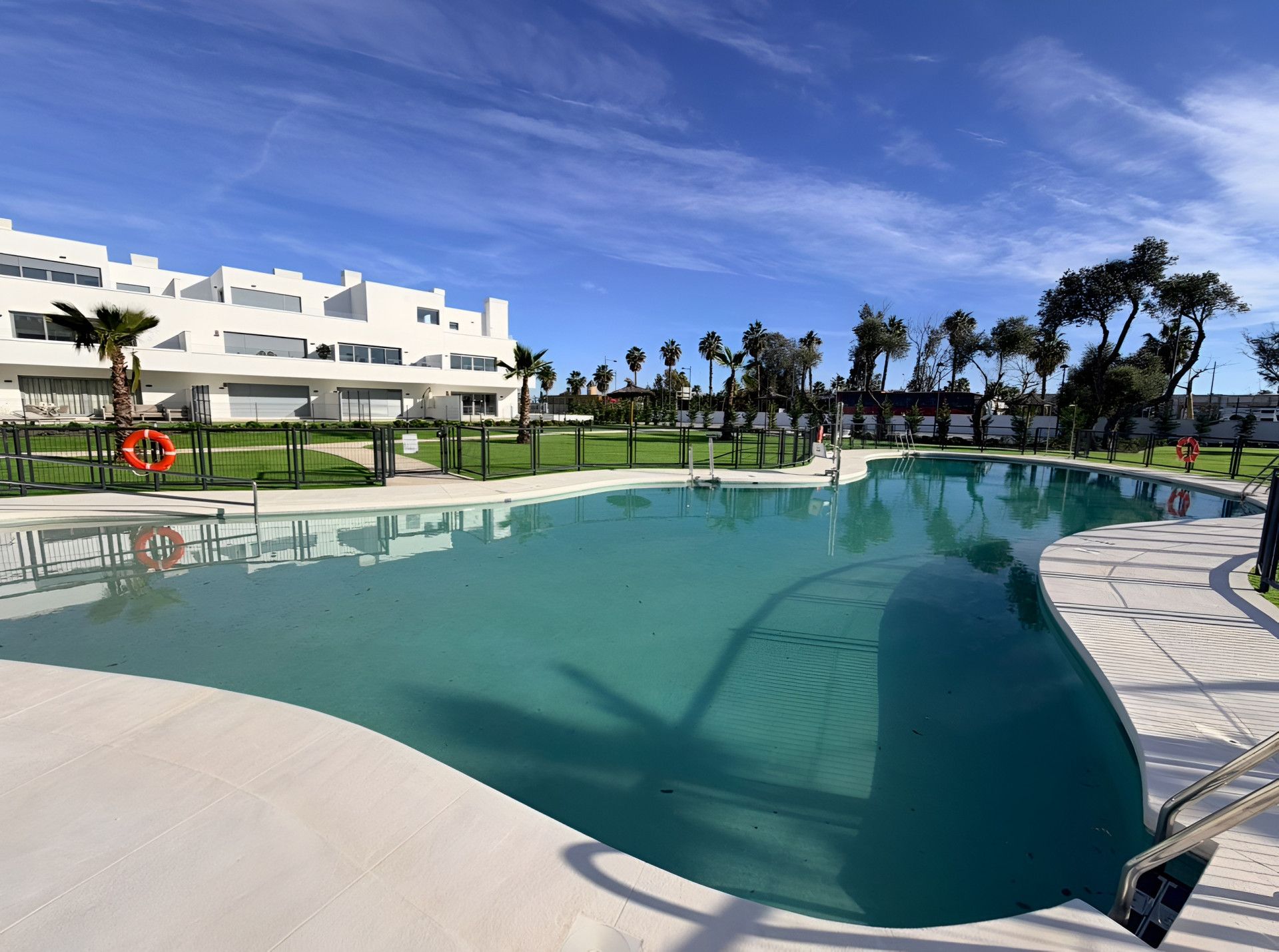Piscina de Apartament de lloguer en Estepona amb Aire condicionat, Terrassa i Moblat