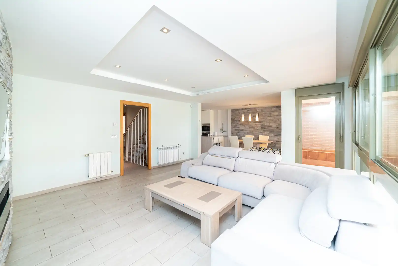 Sala d'estar de Casa o xalet en venda en Arroyomolinos (Madrid) amb Aire condicionat, Calefacció i Jardí privat
