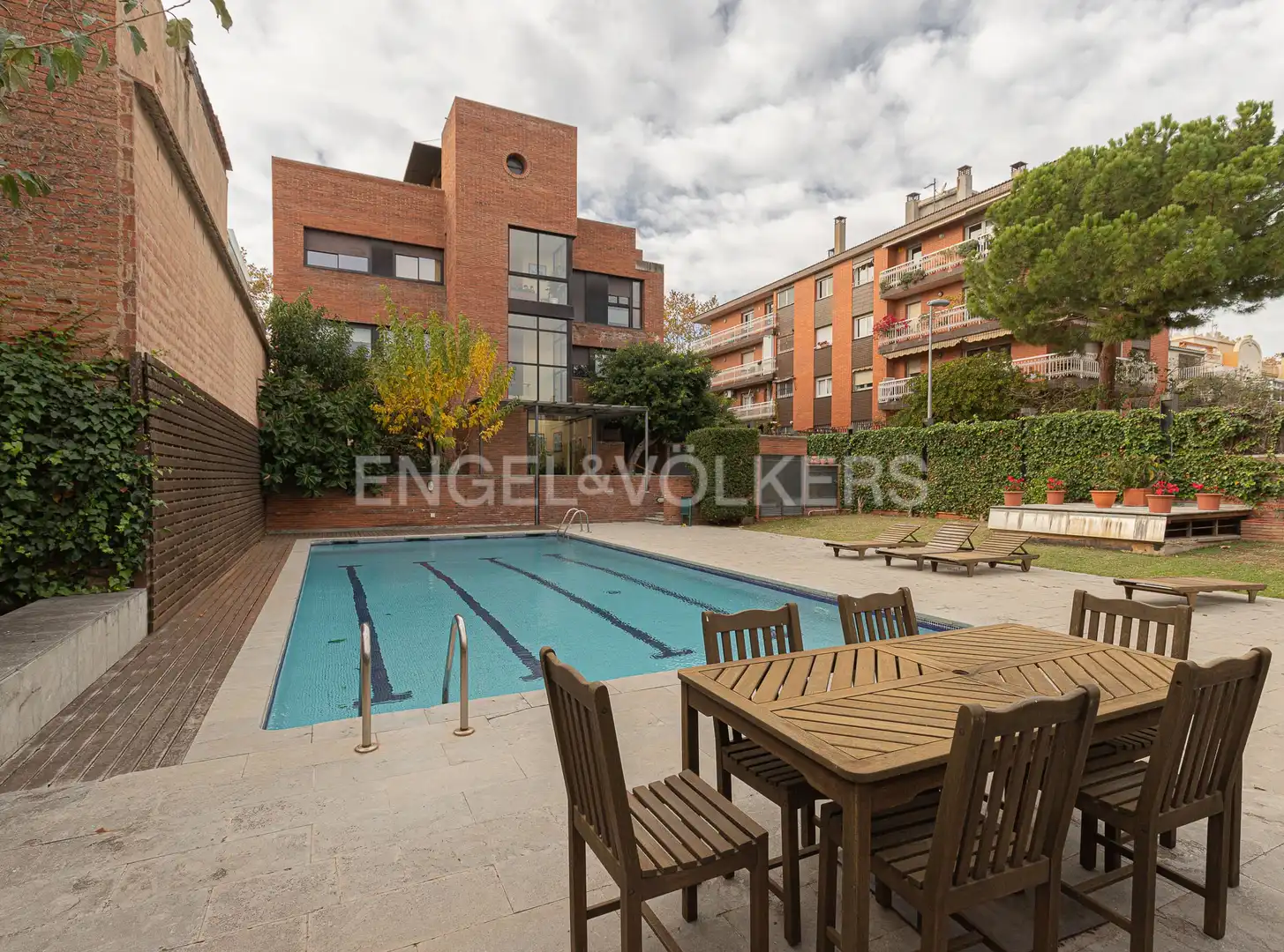 Piscina de Casa adosada de alquiler en Barcelona con Aire acondicionado, Calefacción y Jardín privado