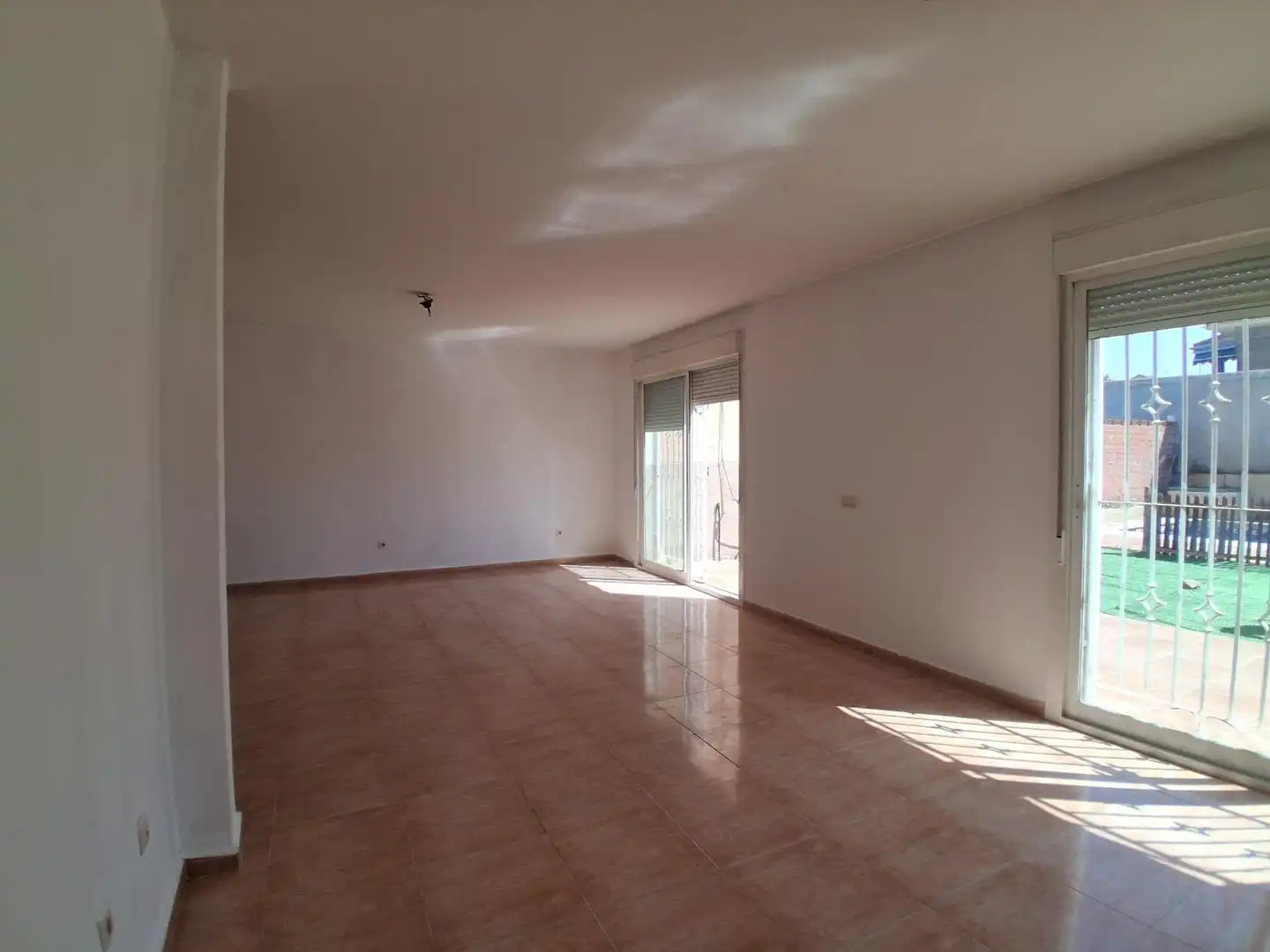 Sala d'estar de Casa adosada en venda en El Viso de San Juan amb Calefacció i Piscina
