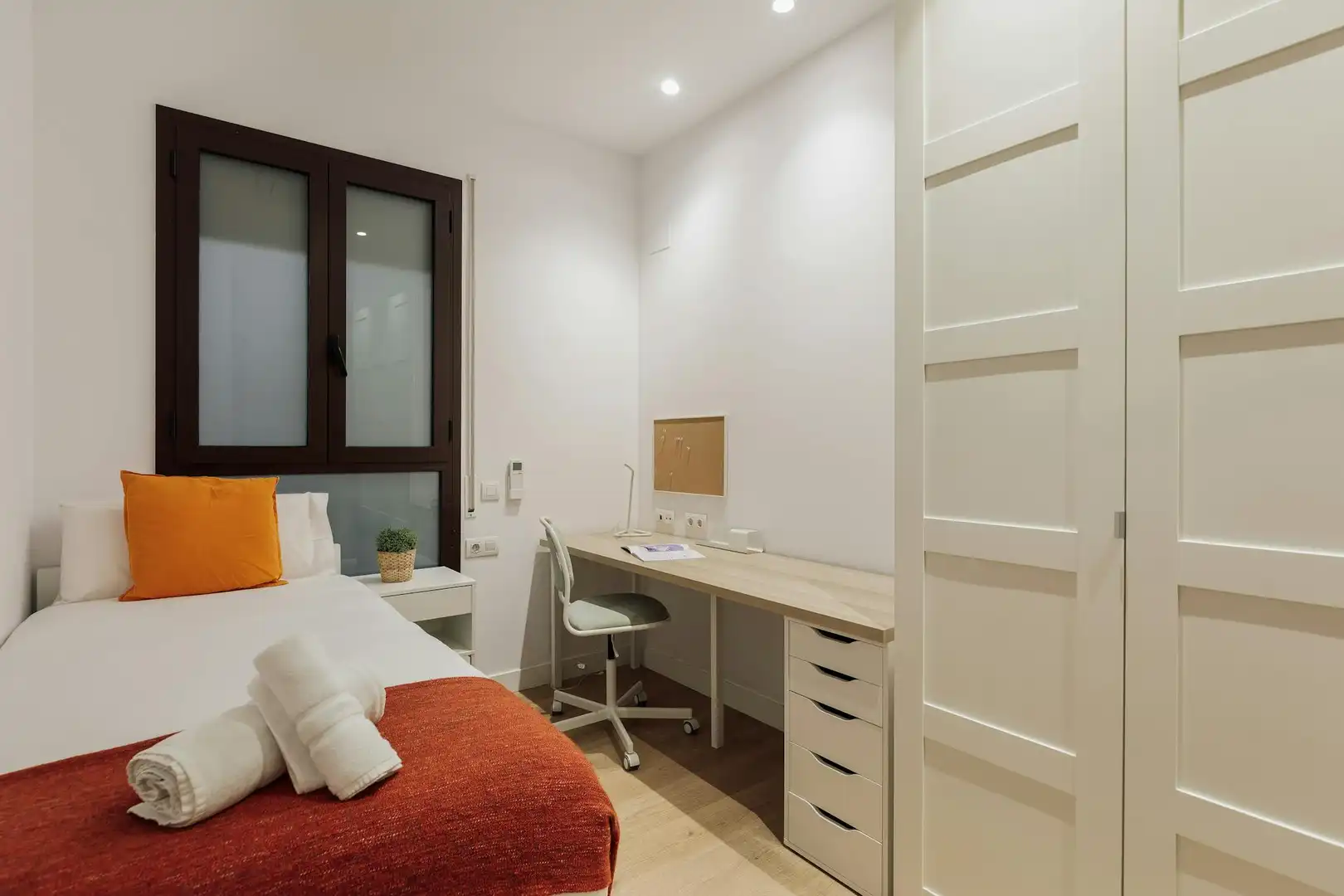 Schlafzimmer von Wohnung zur untervermieten in Barcelona mit Klimaanlage, Heizung und Möbliert