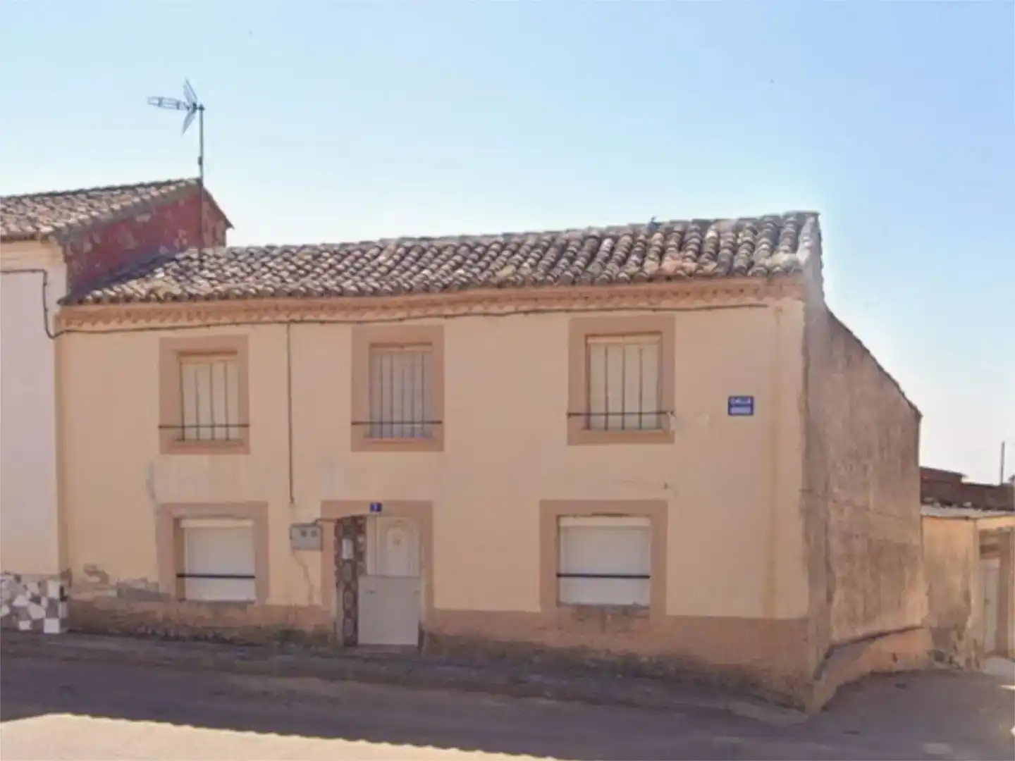 Vista exterior de Casa adosada en venda en Roales de Campos amb Traster