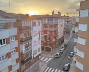 Vista exterior de Dúplex en venda en León Capital  amb Calefacció, Terrassa i Traster