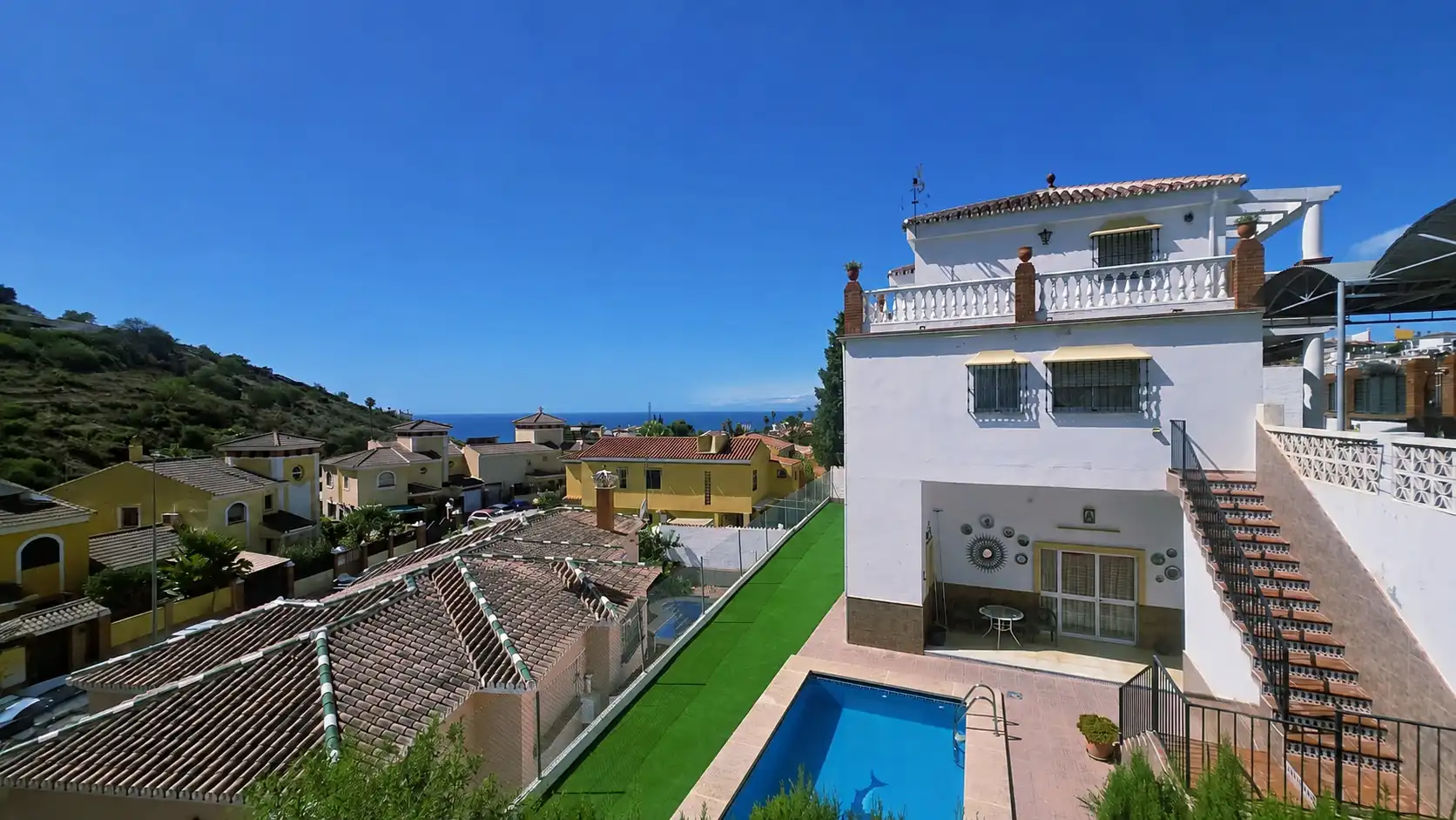 Außenansicht von Haus oder Chalet zum Verkauf in Rincón de la Victoria mit Klimaanlage, Heizung und Privatgarten