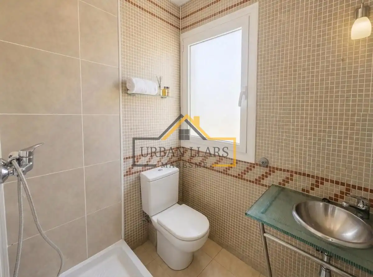 Baño de Casa adosada en venta en La Roca del Vallès con Aire acondicionado, Calefacción y Terraza