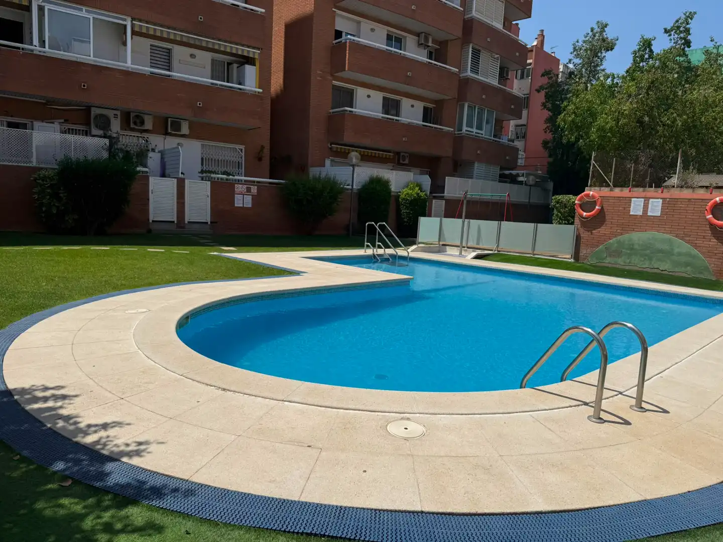 Piscina de Piso en venta en Cornellà de Llobregat con Aire acondicionado, Calefacción y Parquet