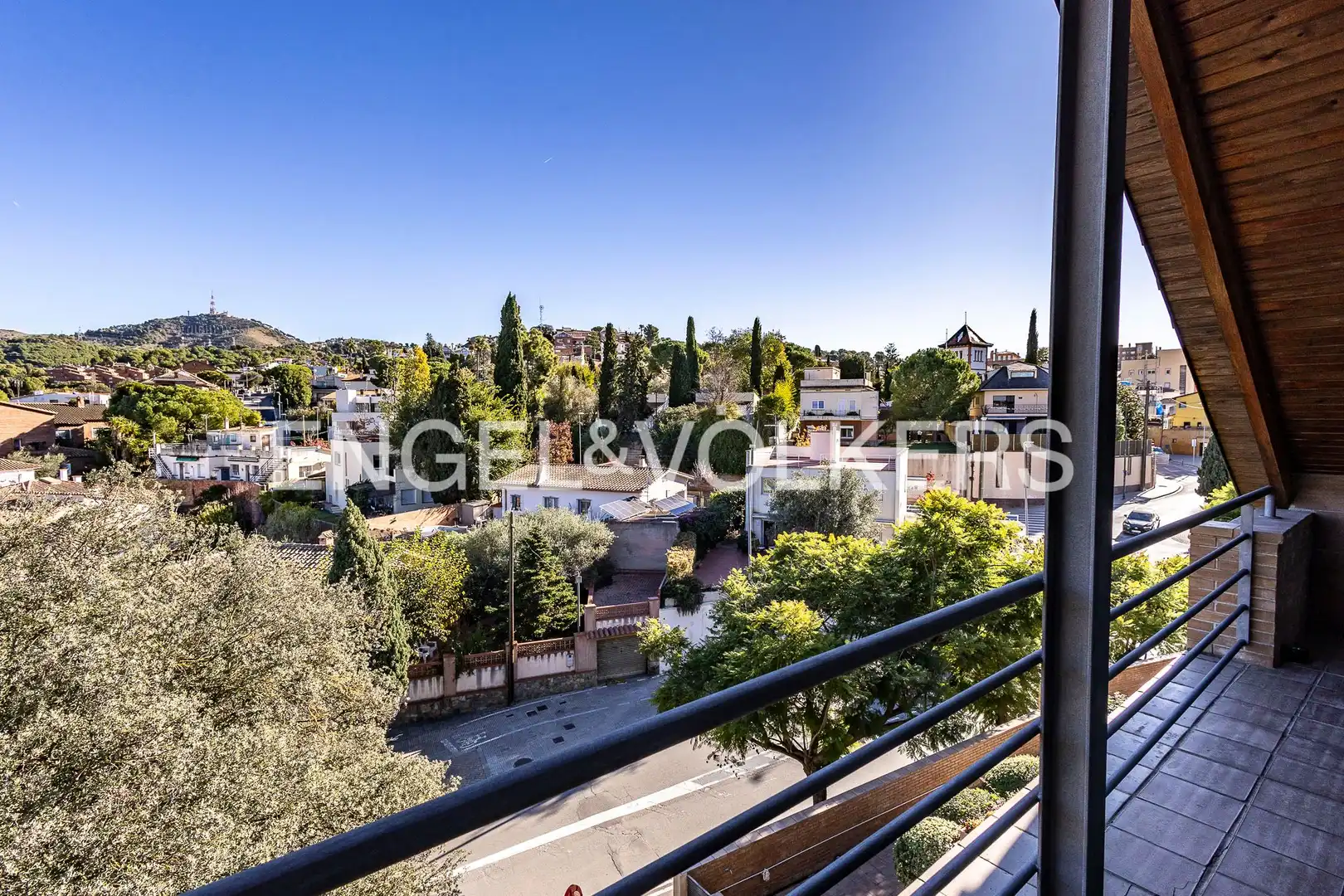 Vista exterior de Casa adosada en venda en Sant Just Desvern amb Calefacció, Jardí privat i Balcó