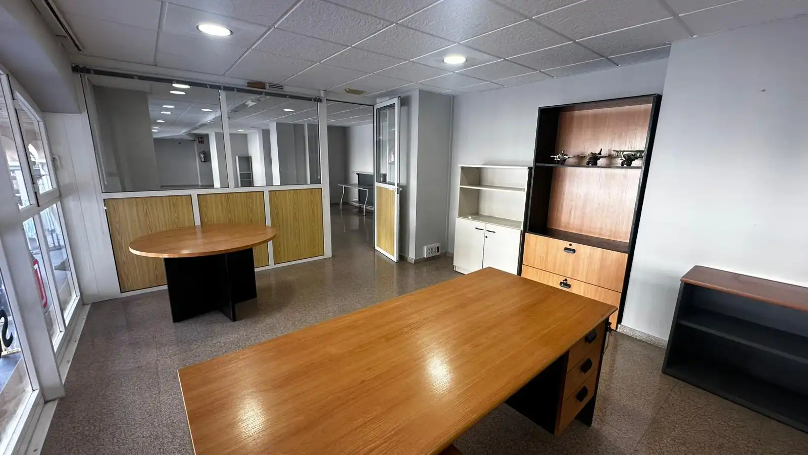 Office for rent in Sax  with Air Conditioner