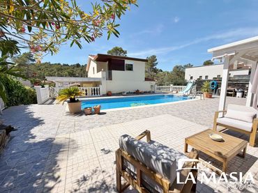 House with pool for sale in Olivella