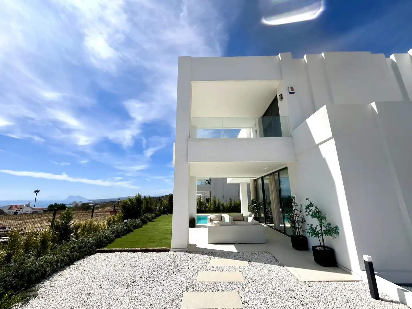 Vista exterior de Casa o xalet en venda en Manilva amb Aire condicionat, Jardí privat i Terrassa