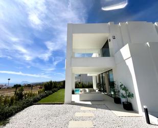 Vista exterior de Casa o xalet en venda en Manilva amb Aire condicionat, Jardí privat i Terrassa