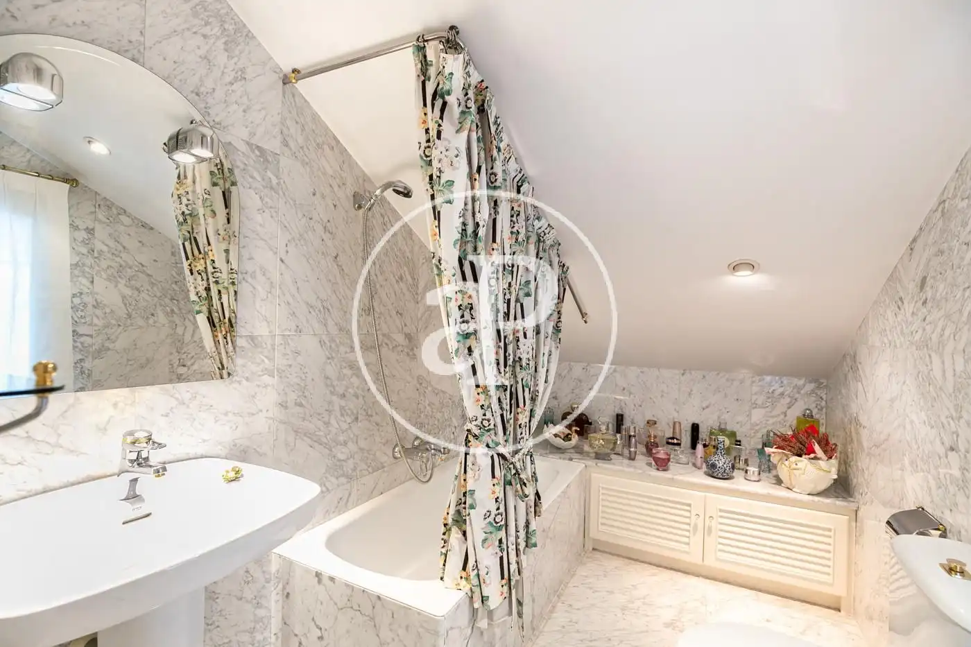 Badezimmer von Einfamilien-Reihenhaus zum Verkauf in Barcelona mit Klimaanlage, Heizung und Privatgarten