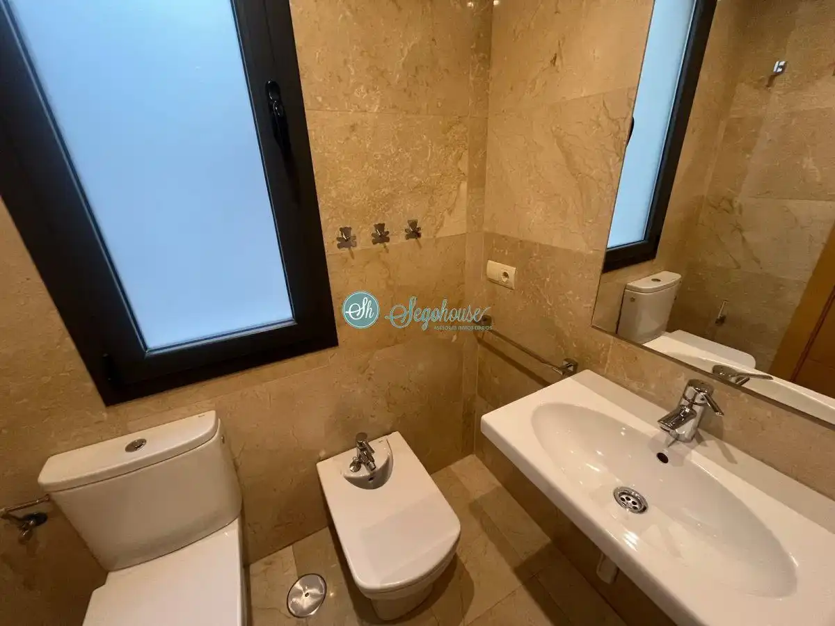 Bathroom of Flat for sale in Segovia  with Heating and Storage room