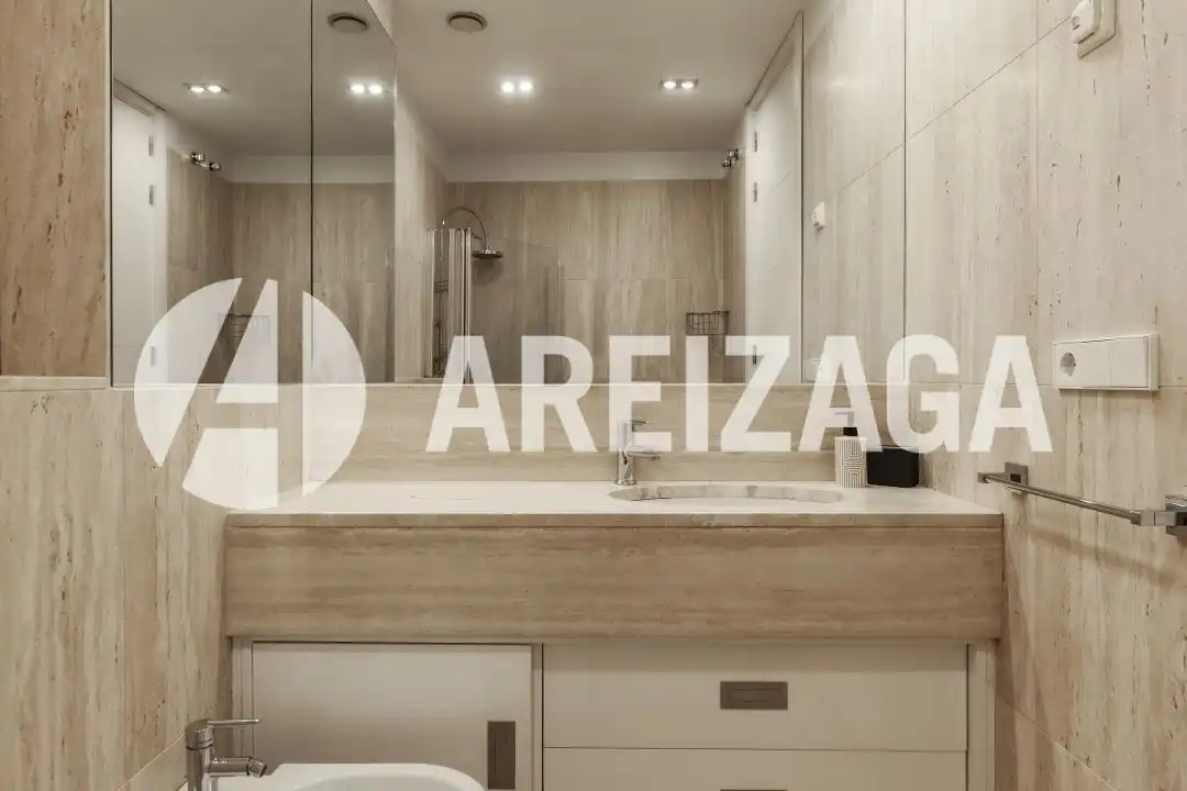 Baño de Piso en venta en Donostia - San Sebastián  con Calefacción, Terraza y Balcón
