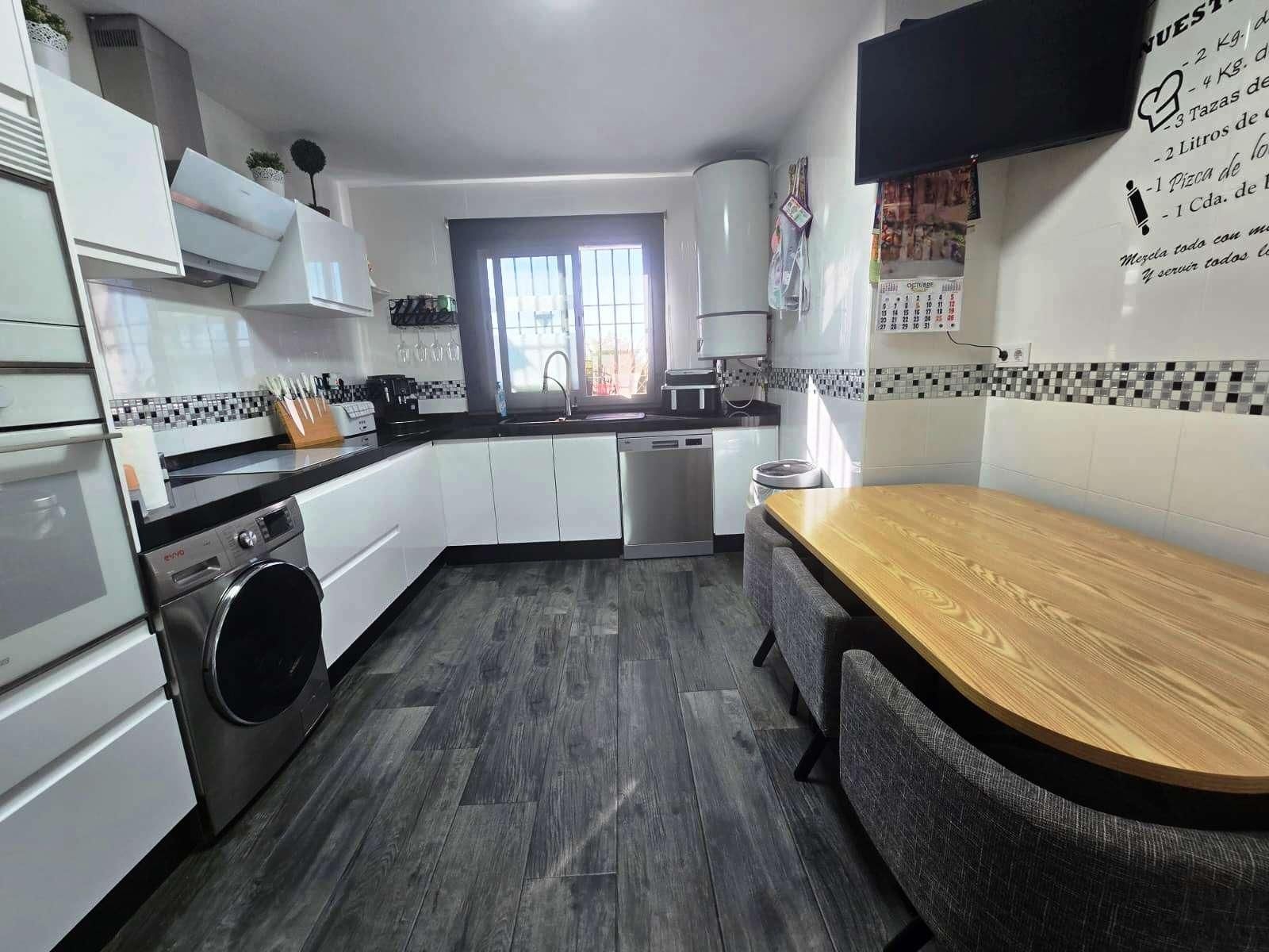 Cuina de Casa adosada en venda en Huévar del Aljarafe amb Aire condicionat, Jardí privat i Terrassa