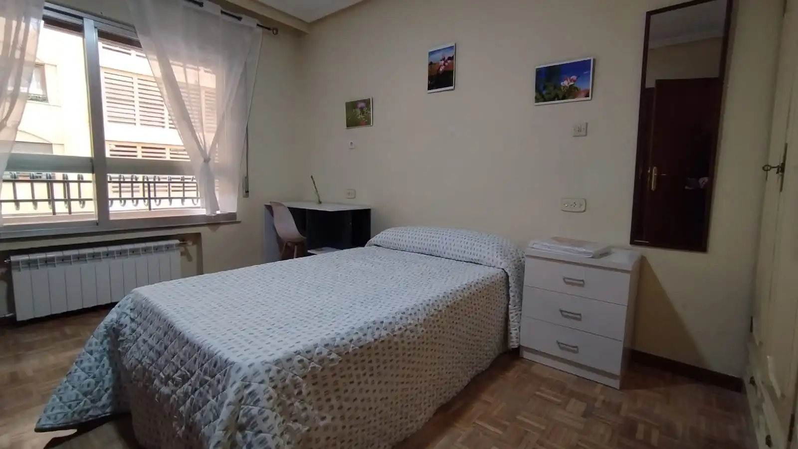 Schlafzimmer von Wohnung zur untervermieten in Salamanca mit Heizung, Parkett und Möbliert
