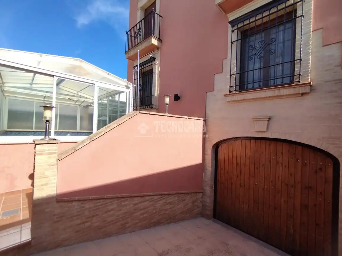 Vista exterior de Casa o xalet en venda en Arjonilla amb Calefacció, Piscina i Alarma