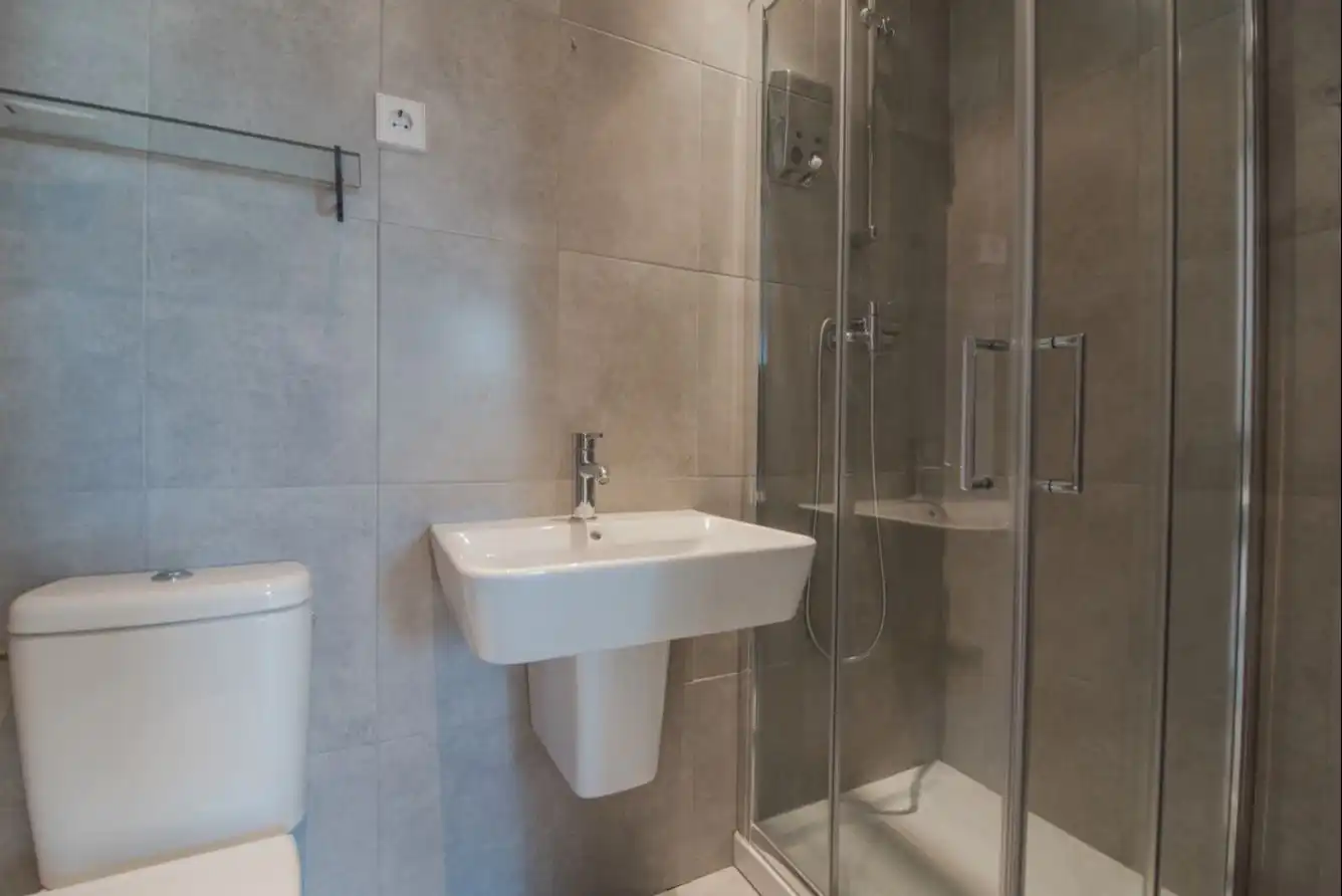 Badezimmer von Erdgeschoss zur Miete in Madrid mit Klimaanlage, Heizung und Privatgarten