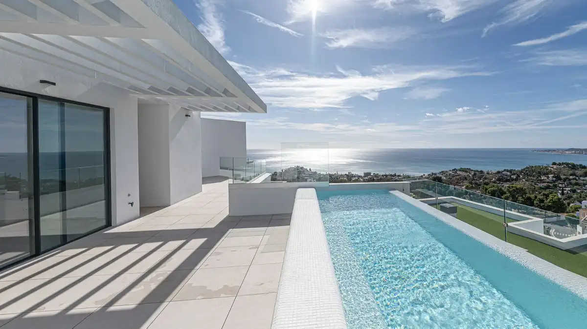 Schwimmbecken von Einfamilien-Reihenhaus zum Verkauf in Benalmádena mit Klimaanlage, Terrasse und Abstellraum
