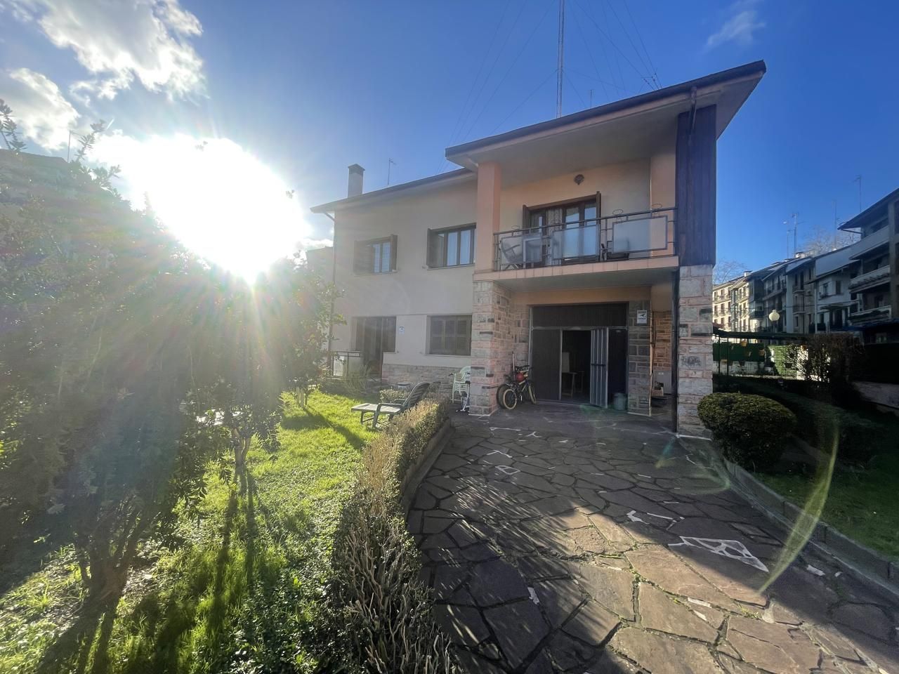 Vista exterior de Casa o xalet en venda en Irun  amb Calefacció, Jardí privat i Terrassa