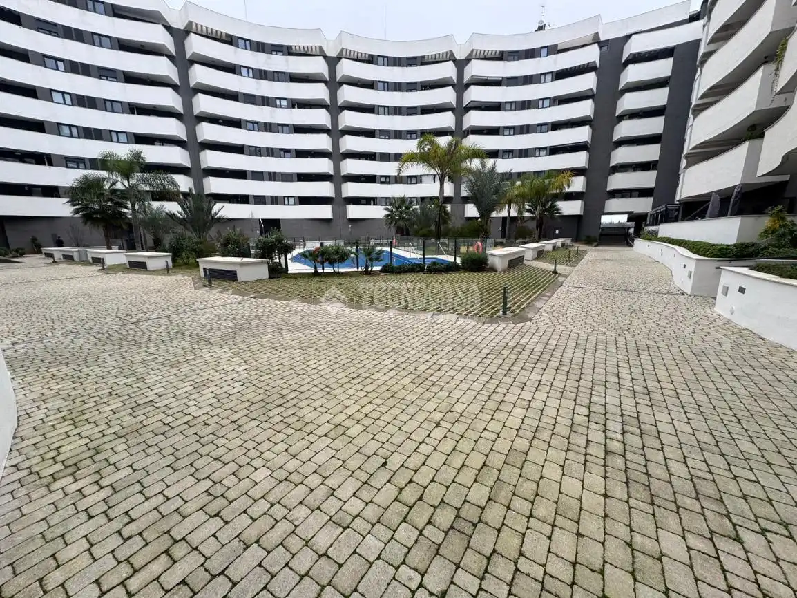 Vista exterior de Pis en venda en Sevilla amb Terrassa i Piscina comunitària