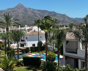 Vista exterior de Casa adosada en venda en Marbella amb Aire condicionat, Terrassa i Piscina