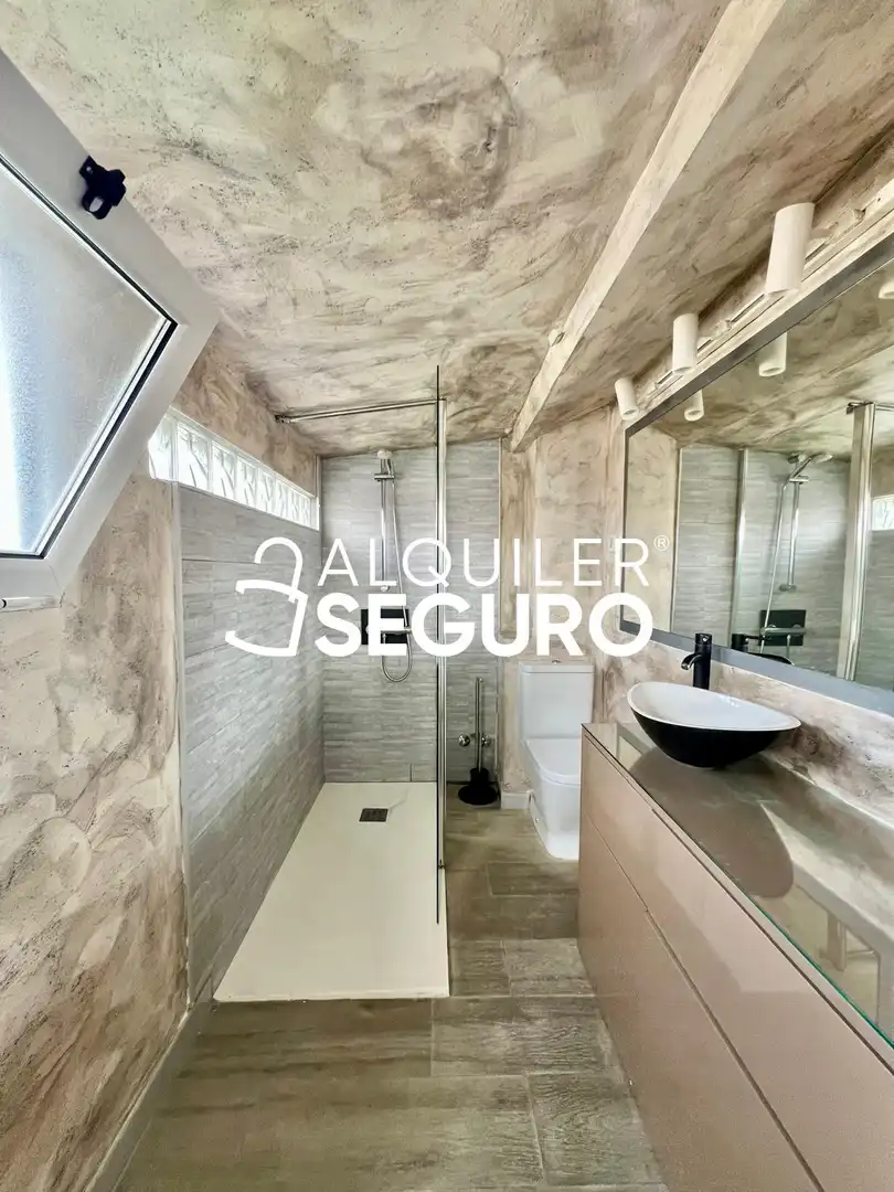 Bany de Casa o xalet de lloguer en Madrid amb Aire condicionat, Calefacció i Terrassa