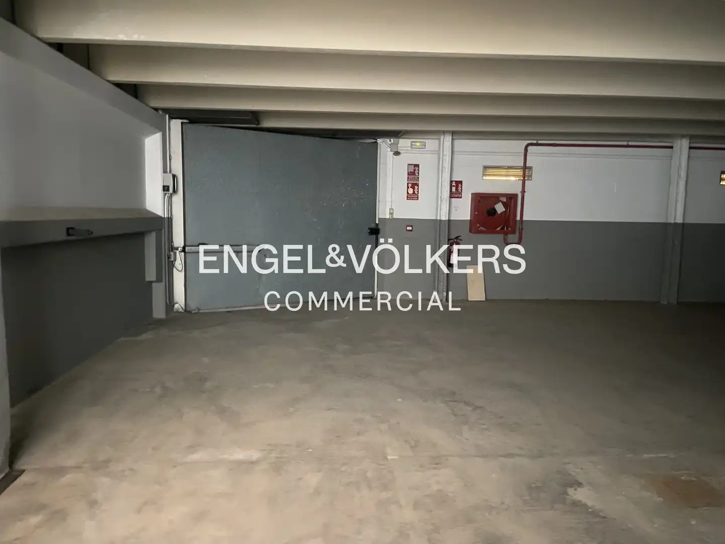 Parkplatz von Fabrikhallen zur Miete in Barcelona