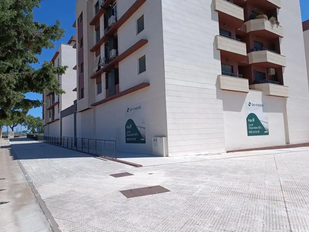 Vista exterior de Local en venta en Casco Antiguo