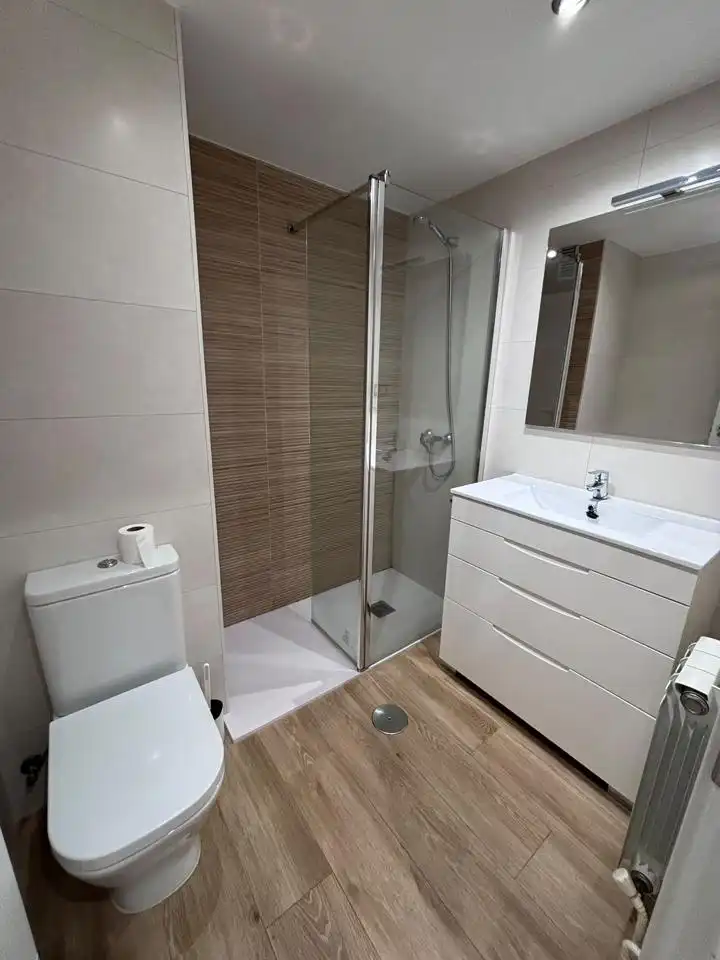 Badezimmer von Wohnung zur Miete in Gijón  mit Heizung und Möbliert
