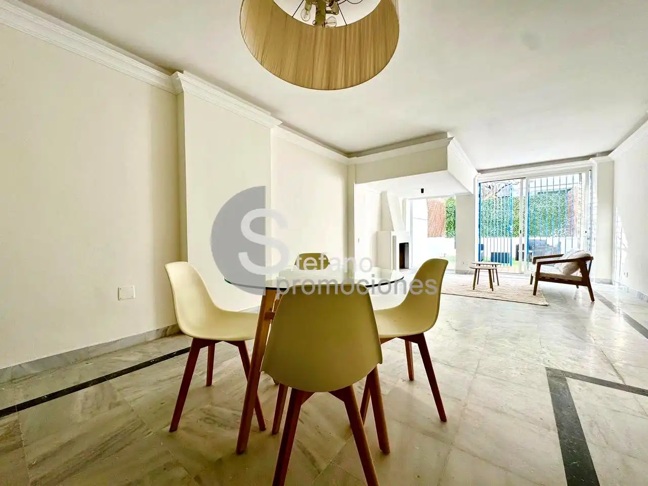 Menjador de Planta baixa en venda en Marbella amb Aire condicionat, Jardí privat i Terrassa