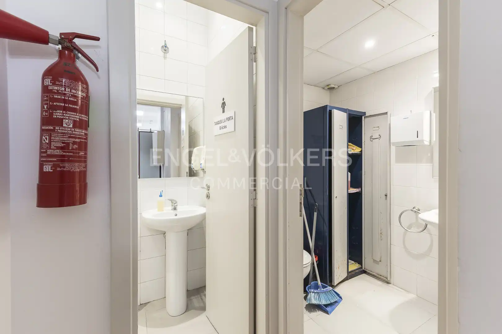Baño de Local en venta en Barcelona con Aire acondicionado, Parquet y Amueblado