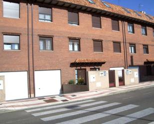 Vista exterior de Casa adosada en venda en León Capital  amb Terrassa