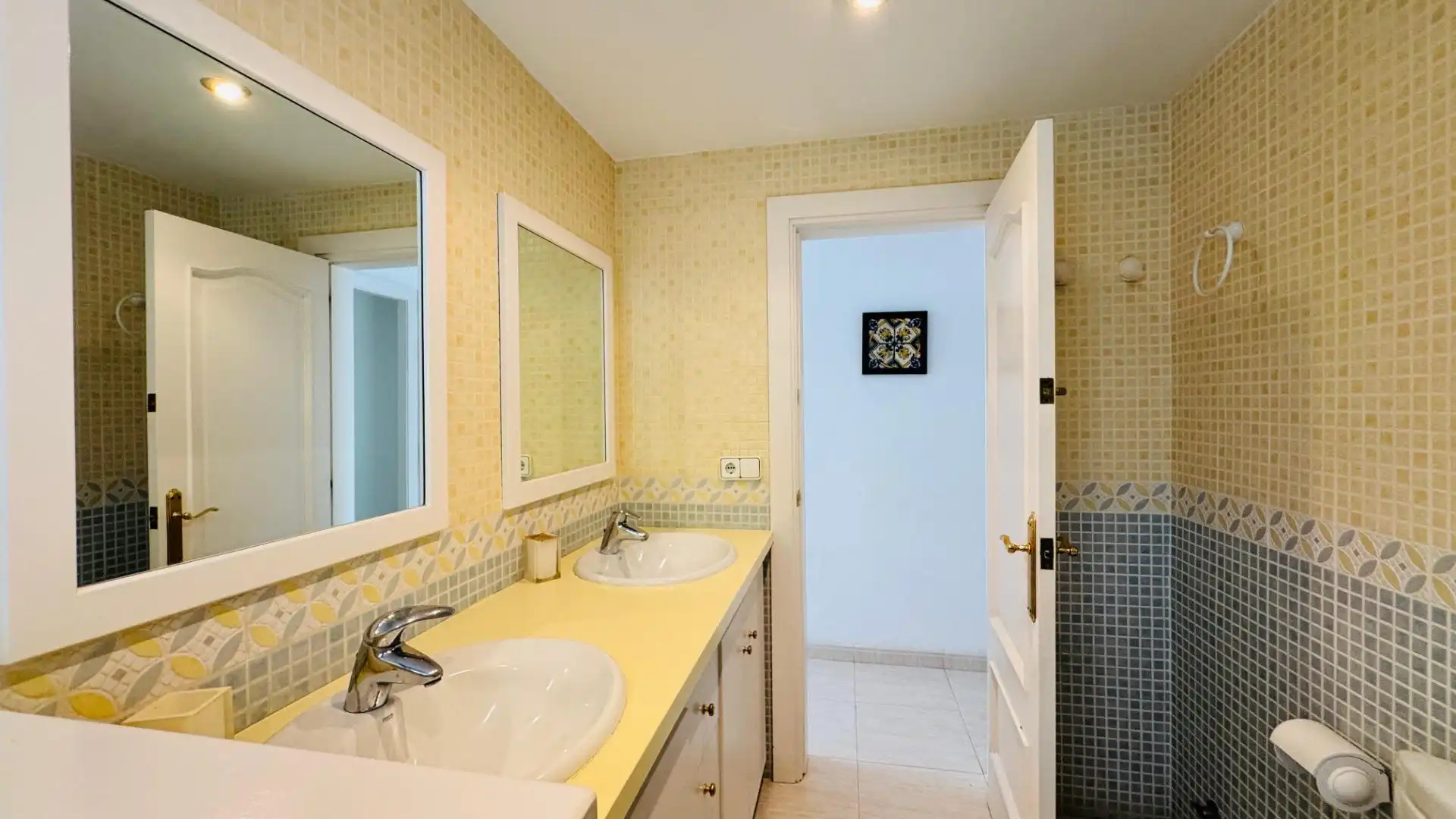 Badezimmer von Erdgeschoss zur Miete in Vilanova i la Geltrú mit Klimaanlage, Heizung und Terrasse