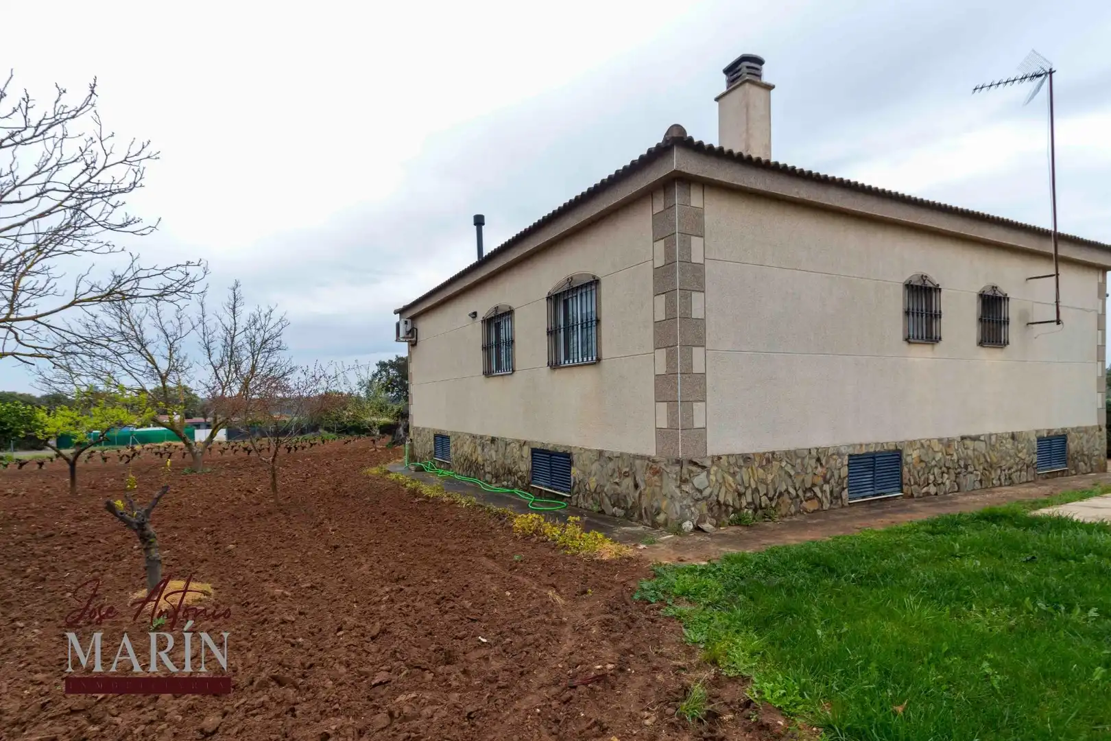 Vista exterior de Casa o xalet en venda en Badajoz amb Terrassa, Traster i Moblat