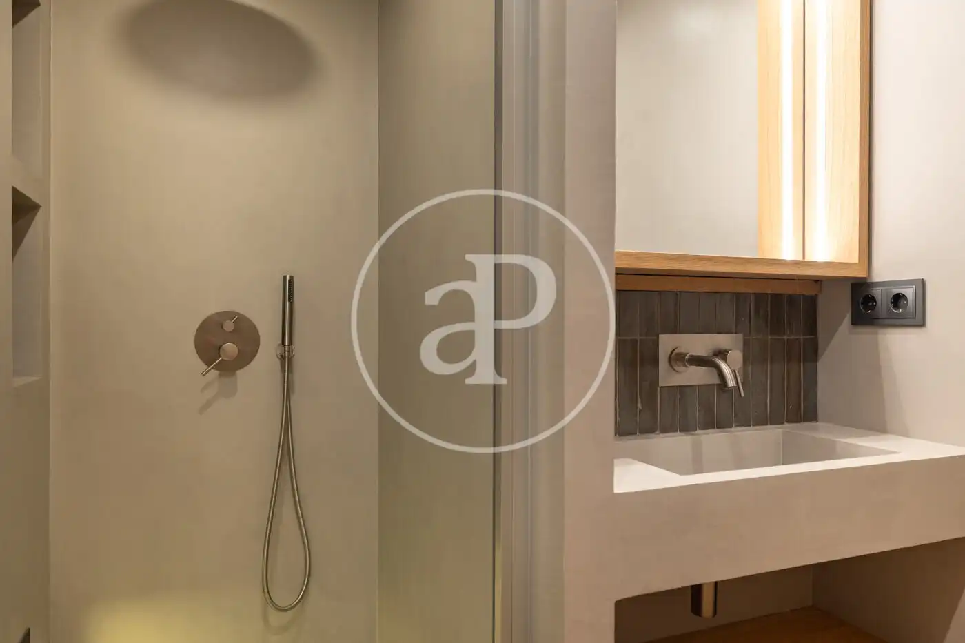 Bany de Pis en venda en Barcelona amb Aire condicionat, Calefacció i Terrassa