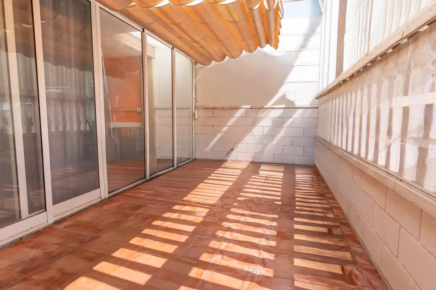 Terrasse von Einfamilien-Reihenhaus zum Verkauf in Santa Pola mit Klimaanlage, Privatgarten und Terrasse