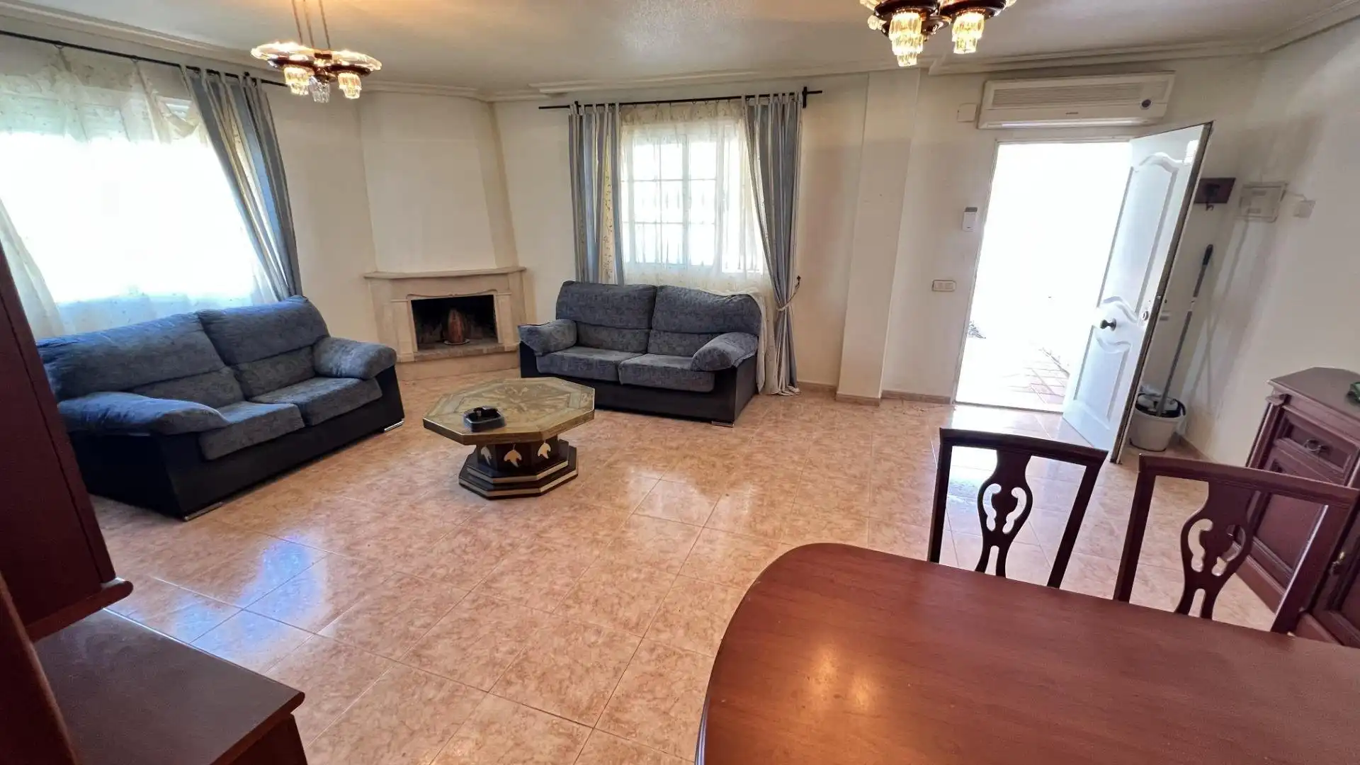 Sala d'estar de Casa adosada en venda en Torrevieja amb Calefacció, Jardí privat i Moblat
