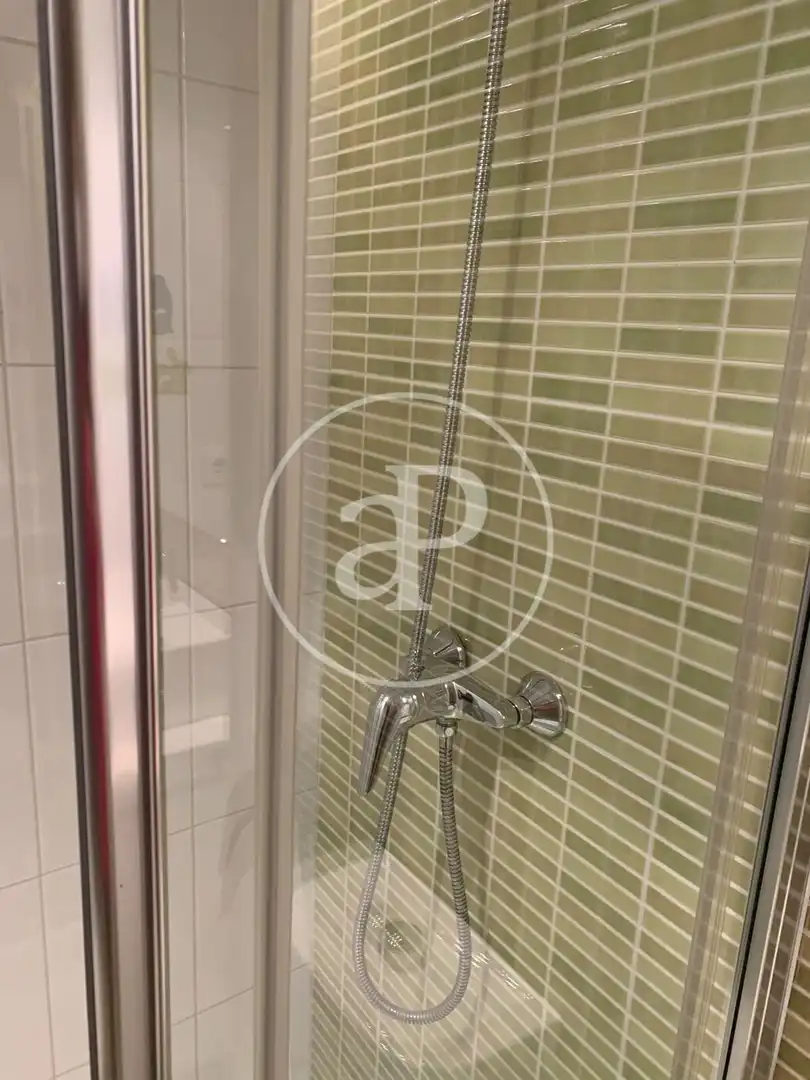 Badezimmer von Wohnung zur Miete in Valencia mit Klimaanlage, Heizung und Abstellraum
