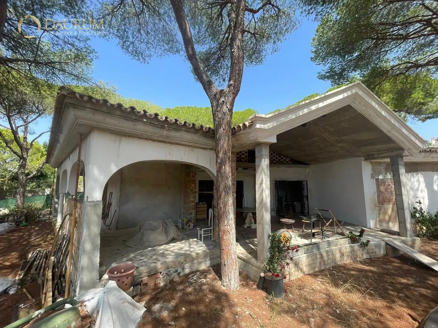 Vista exterior de Casa o xalet en venda en Marbella amb Aire condicionat i Jardí privat